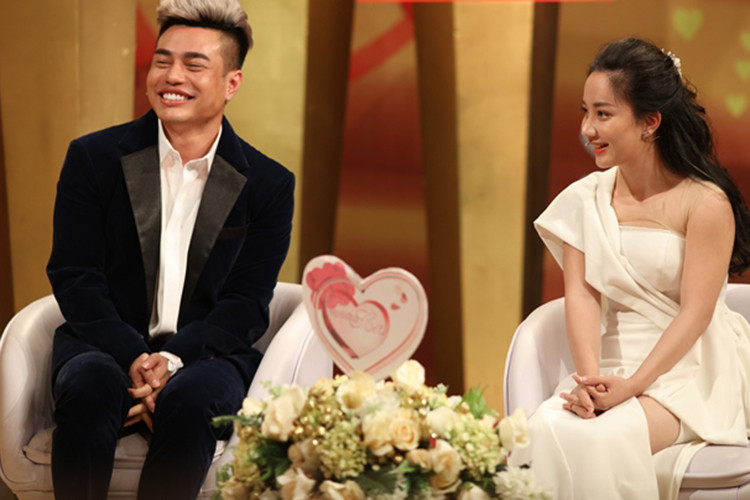 Gần đây, Bảo Lâm cùng vợ tham gia chương trình Vợ chồng son. Trước tin đồn giới tính của chồng, cô lên tiếng phủ nhận.