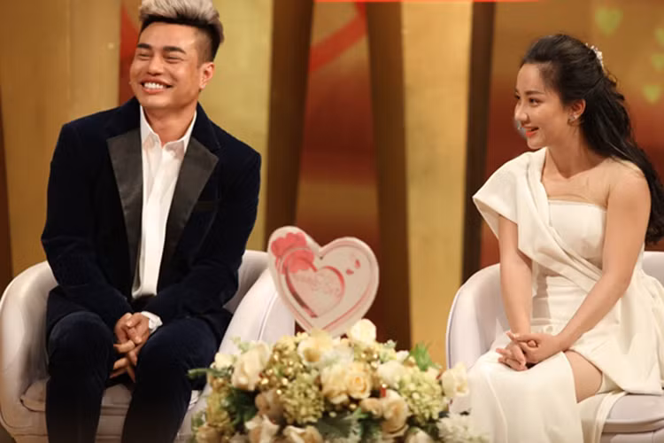 Gần đây, Bảo Lâm cùng vợ tham gia chương trình Vợ chồng son. Trước tin đồn giới tính của chồng, cô lên tiếng phủ nhận.