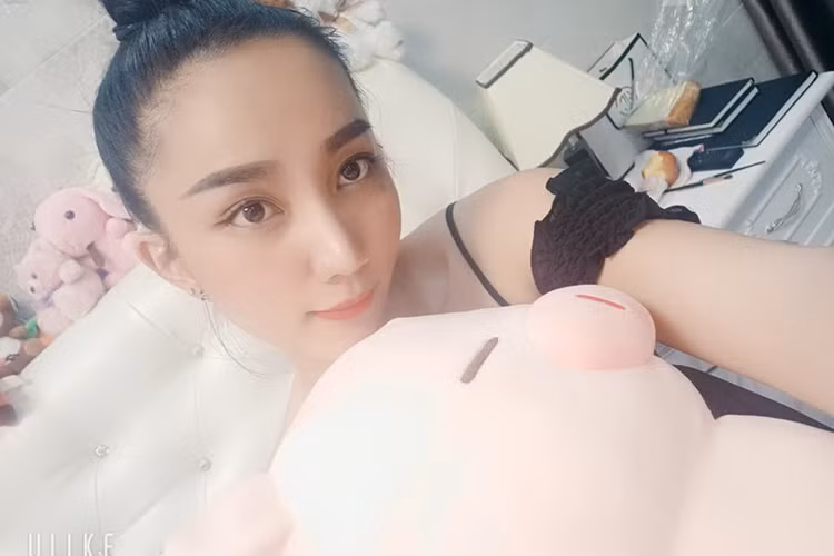 Quỳnh Anh dù xuất thân là sinh viên trường Sân khấu Điện ảnh nhưng không tham gia vào showbiz.