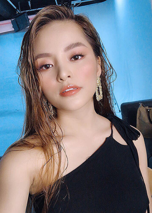 Hà Thu sinh năm 1996, đang là sinh viên năm 3 của trường Cao đẳng Nghệ thuật Hà Nội.