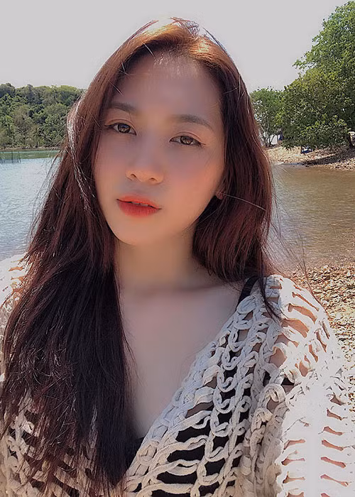 Giống như Thanh Dâng, Huỳnh Ái Xuân cũng sinh năm 2000 và là một trong những thí sinh phía Nam lọt vào chung kết Miss World Việt Nam 2019.