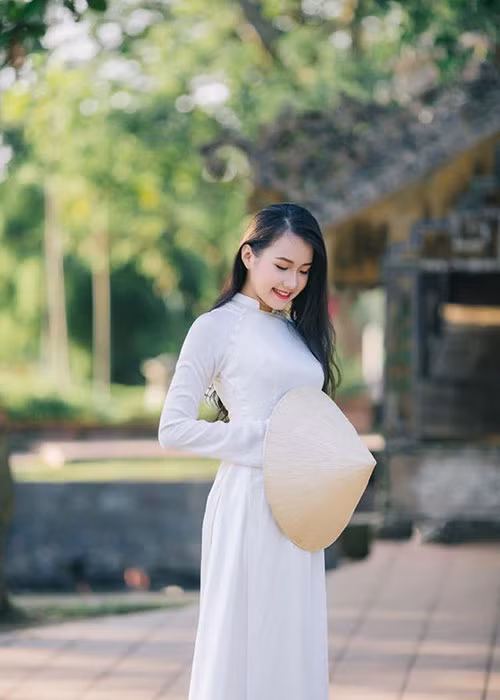 Hình ảnh Anh Thư đẹp dịu dàng trong tà áo dài.