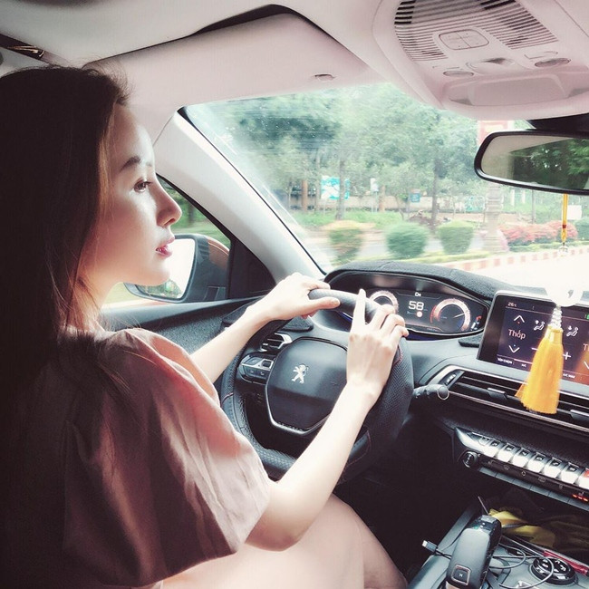 Trước đó, hôn nhân của Hoa hậu Thế giới người Việt 2010 từng bị đồn rạn nứt. Tuy nhiên, cô đã lên tiếng phủ nhận thông tin này. Sau những ồn ào trong quá khứ, cuộc sống hiện tại của Diễm Hương khiến nhiều người tò mò.