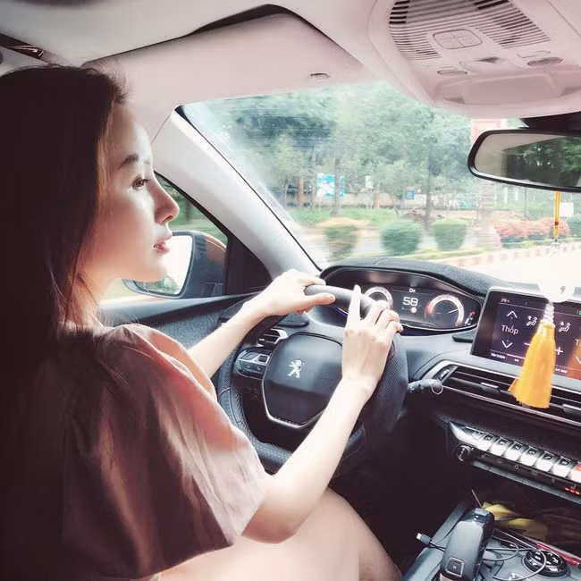 Trước đó, hôn nhân của Hoa hậu Thế giới người Việt 2010 từng bị đồn rạn nứt. Tuy nhiên, cô đã lên tiếng phủ nhận thông tin này. Sau những ồn ào trong quá khứ, cuộc sống hiện tại của Diễm Hương khiến nhiều người tò mò.