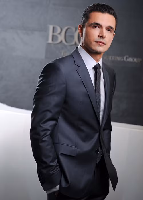 Trên mạng xã hội, nhiều người chia sẻ rằng hôn phu của Phương Mai là giám đốc tư vấn tài chính cho một công ty lớn ở Việt Nam, từng làm việc tại Mỹ, Ba Lan, Indonesia, Philippines. Ảnh: FBNV