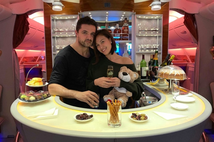 Trong cuộc phỏng vấn trên Người lao động, Phương Mai cho hay hôn phu là người kiên nhẫn, dịu dàng, lịch thiệp và vô cùng tử tế. Ảnh: Yan