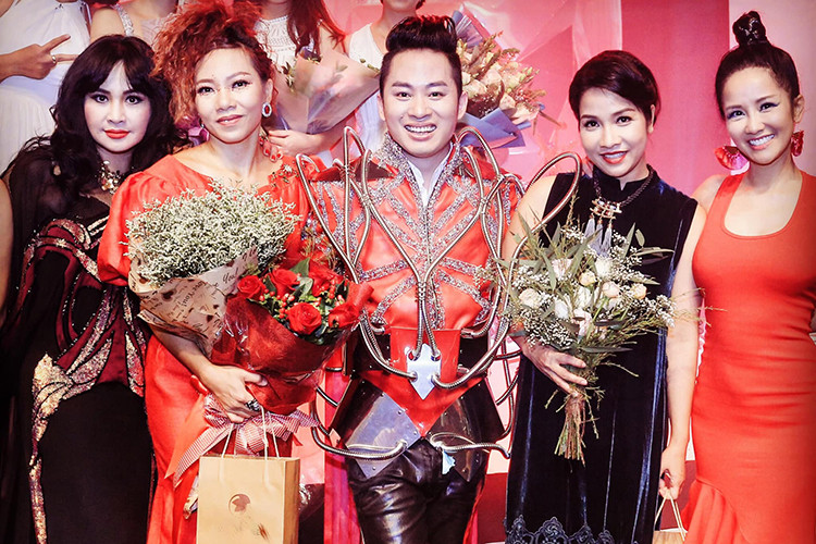 Khi Thu Minh gây ồn ào với danh xưng diva, Mỹ Linh lên tiếng. Trả lời báo Người đưa tin, Mỹ Linh cho hay: "Cái tên Diva từ trước đến nay chưa từng có ai công nhận, cũng chẳng có cuộc thi nào tuyên bố ai được hay không. Do đó, cách tốt nhất là hãy tôn trọng sự lựa chọn của khán giả dành cho nghệ sĩ mà họ yêu mến...Ảnh: FBNV