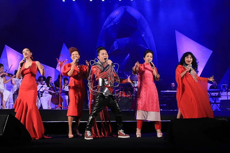 "Họ trở thành diva trong sự ghi nhận của giới chuyên môn hay trong lòng khán giả cũng bởi vì tố chất khác biệt trời cho - tiếng hát chạm tới trái tim của mọi người, không màu mè, không chiêu trò và họ luôn hiểu rõ giá trị cốt lõi của sự sáng tạo mà không thỏa hiệp....Điều quan trọng nhất: họ luôn chính là họ - hình ảnh, tiếng hát của họ luôn truyền cảm hứng cho các lớp đàn em và không bao giờ đặt nhầm chỗ lòng kiêu hãnh vốn có của một người nghệ sĩ. Họ học hỏi nhưng không copy", Tùng Dương viết. Ảnh: FBNV