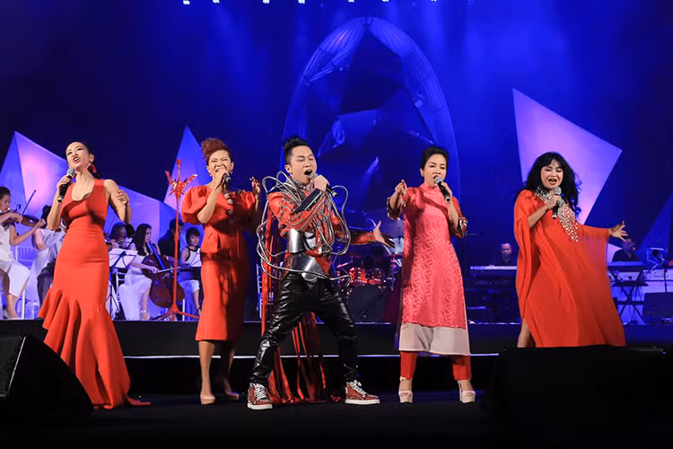 "Họ trở thành diva trong sự ghi nhận của giới chuyên môn hay trong lòng khán giả cũng bởi vì tố chất khác biệt trời cho - tiếng hát chạm tới trái tim của mọi người, không màu mè, không chiêu trò và họ luôn hiểu rõ giá trị cốt lõi của sự sáng tạo mà không thỏa hiệp....Điều quan trọng nhất: họ luôn chính là họ - hình ảnh, tiếng hát của họ luôn truyền cảm hứng cho các lớp đàn em và không bao giờ đặt nhầm chỗ lòng kiêu hãnh vốn có của một người nghệ sĩ. Họ học hỏi nhưng không copy", Tùng Dương viết. Ảnh: FBNV