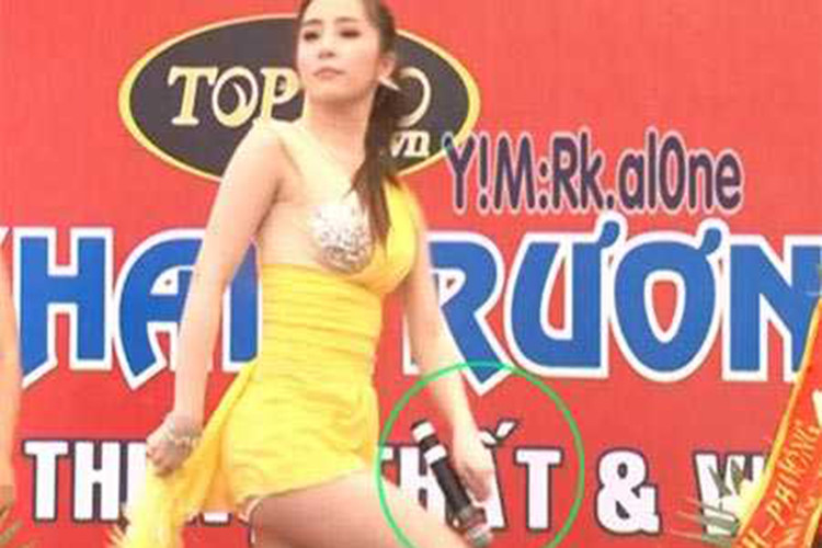 Giống như Việt Anh, Quỳnh Nga không ít lần vướng ồn ào. Một trong số những lùm xùm của nữ ca sĩ là hát nhép ca khúc “Người tình mùa đông” trong một sự kiện nhỏ ở Hà Đông vào năm 2011. Ảnh: VTC