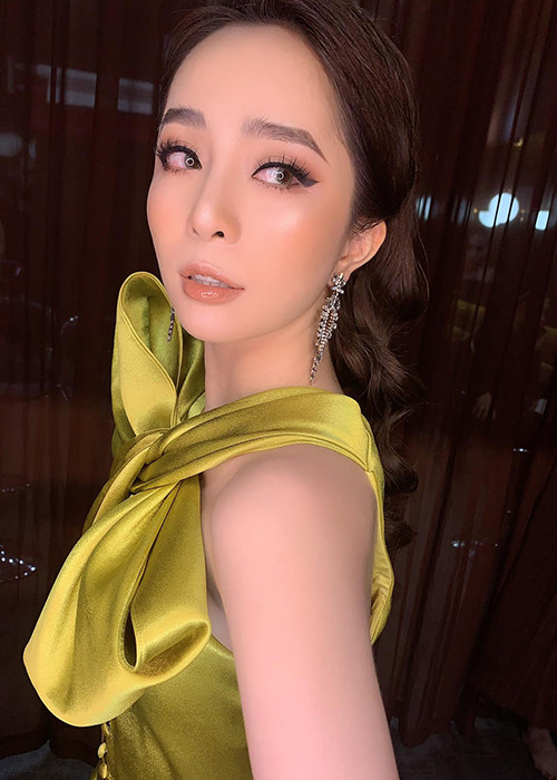 Năm 2010, Quỳnh Nga vướng tin đồn bị đánh ghen. Cụ thể, trong chuyến bay từ Hà Nội đến Nga, nữ ca sĩ bị đồn “liếc mắt đưa tình” với một người đàn ông ở trước cửa soát vé và bị vợ người đàn ông này xông vào mắng nhiếc.