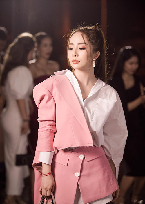 Quỳnh Nga bức xúc cho rằng thông tin trên là do mọi người truyền tai nhau, thêm thắt nhiều chuyện không đúng. Cô khẳng định, người đàn ông kia đi theo và có những hành động khiếm nhã ngoài cửa toilet. Quỳnh Nga cũng bức xúc khi bị vợ người đàn ông này xúc phạm.