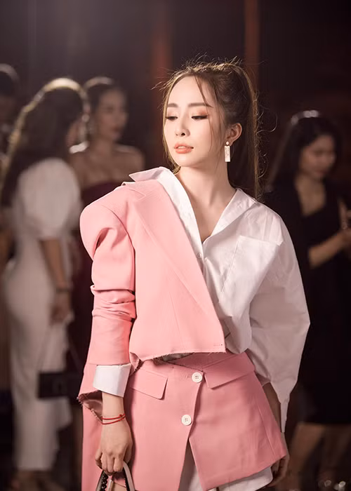 Quỳnh Nga bức xúc cho rằng thông tin trên là do mọi người truyền tai nhau, thêm thắt nhiều chuyện không đúng. Cô khẳng định, người đàn ông kia đi theo và có những hành động khiếm nhã ngoài cửa toilet. Quỳnh Nga cũng bức xúc khi bị vợ người đàn ông này xúc phạm.