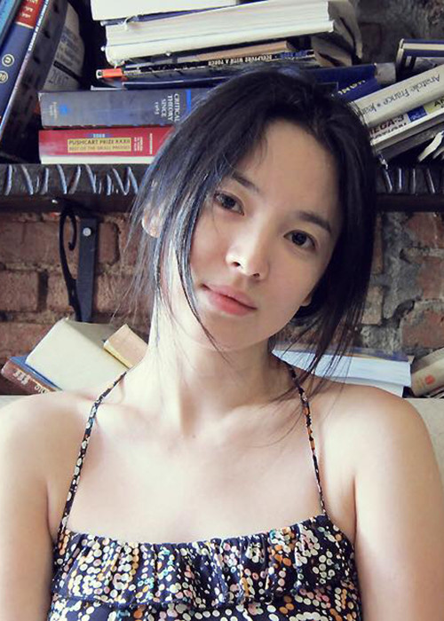 Vẻ gợi cảm của Song Hye Kyo khiến người đối diện khó rời mắt.