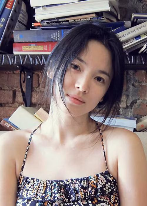 Vẻ gợi cảm của Song Hye Kyo khiến người đối diện khó rời mắt.