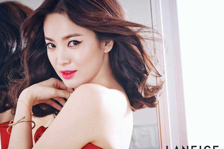 Song Hye Kyo giàu có, nổi tiếng, xinh đẹp nhưng tình duyên vô cùng lận đận.