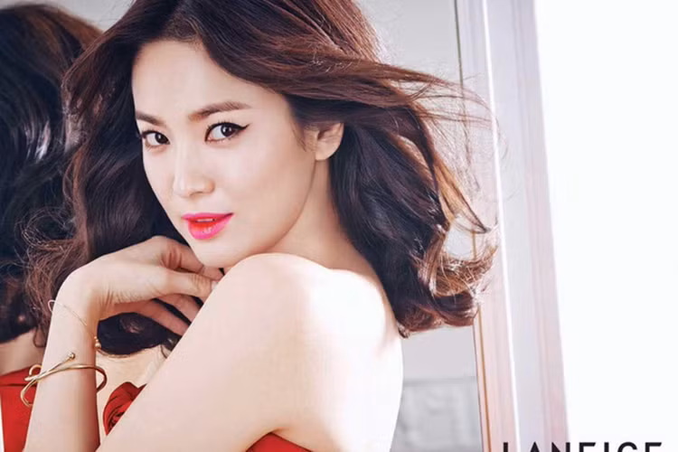 Song Hye Kyo giàu có, nổi tiếng, xinh đẹp nhưng tình duyên vô cùng lận đận.