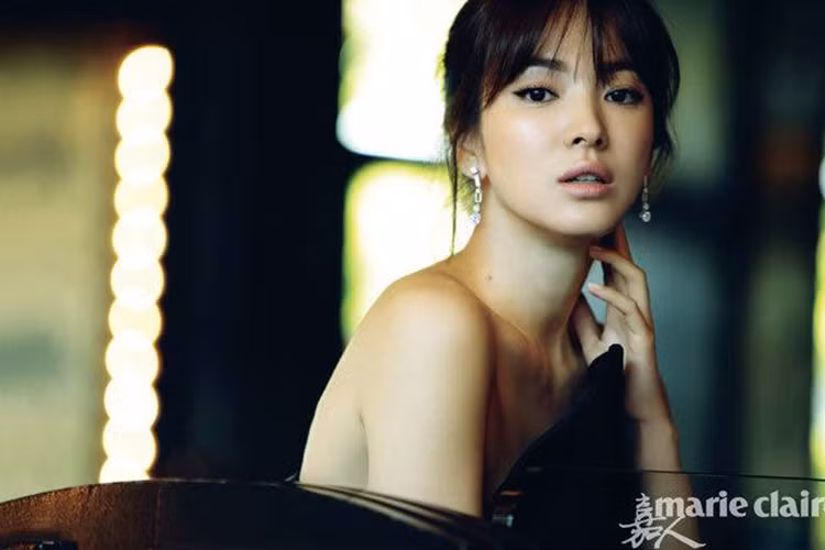 Song Hye Kyo luôn xuất hiện trong trang phục thanh lịch, kín đáo, thi thoảng mới mặc gợi cảm.