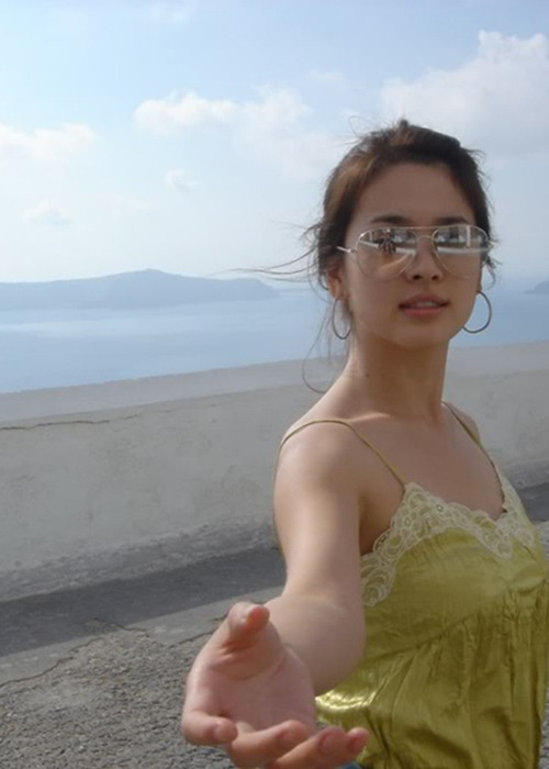 Khi mặc hở táo bạo, vợ cũ của Song Joong Ki khiến khán giả bất ngờ vì vòng một đầy quyến rũ.