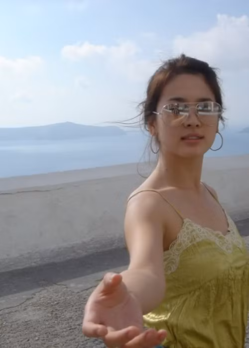 Khi mặc hở táo bạo, vợ cũ của Song Joong Ki khiến khán giả bất ngờ vì vòng một đầy quyến rũ.