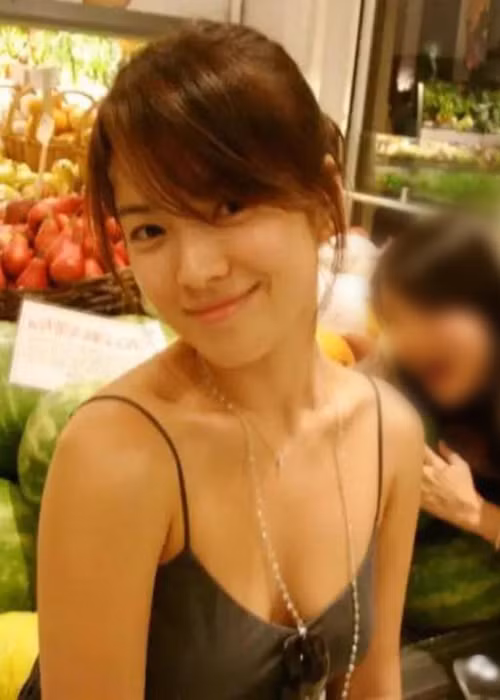 Hình ảnh Song Hye Kyo để lộ vòng một lấp ló ở đời thường.