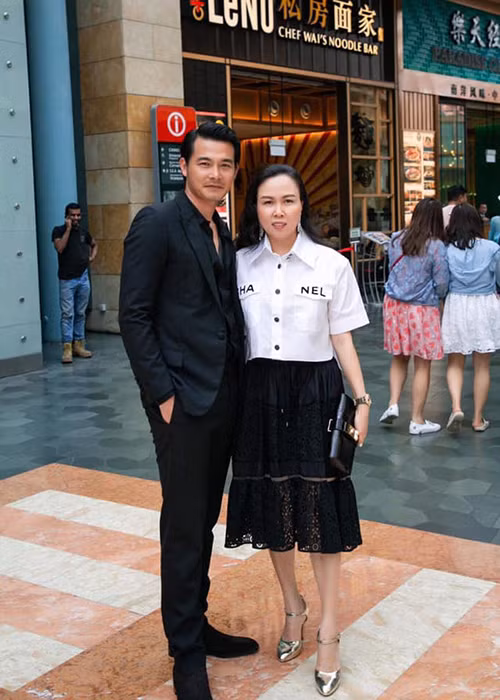 Tháng 6/2015, Quách Ngọc Ngoan xác nhận đang hẹn hò. Tiếp đó, anh liên tiếp cập nhật hình ảnh và bày tỏ cảm xúc hướng đến Phượng Chanel.