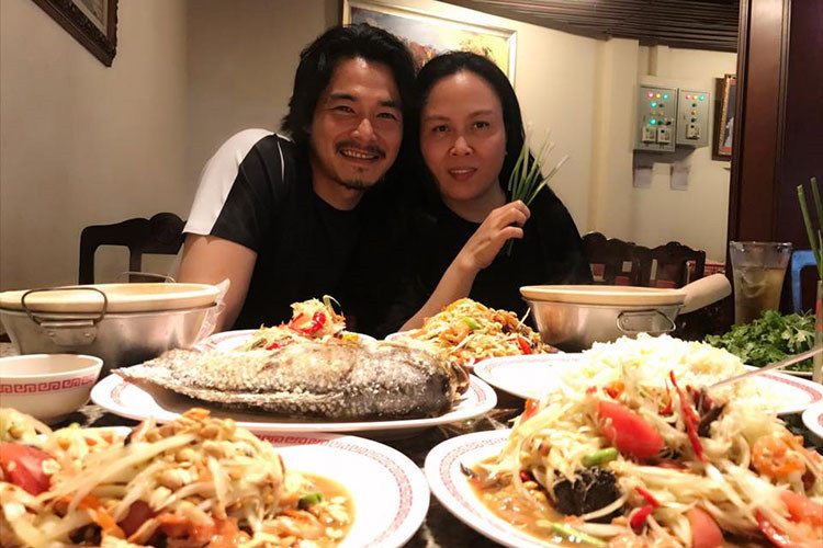 Nam diễn viên xem con gái riêng của Phượng Chanel như người thân còn hai bé xem anh là người cha thứ hai.