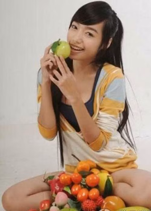 Khuôn cằm bạnh, chiếc mũi kém thanh thoát của Elly Trần thời chưa bị nghi phẫu thuật thẩm mỹ. Ảnh: Người đưa tin