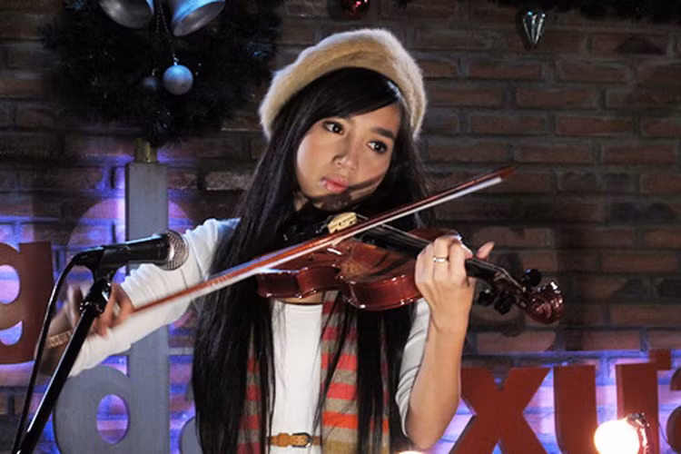 Thời điểm mới nổi lên trên mạng xã hội, Elly Trần có sự thay đổi đáng kể ở gương mặt với chiếc mũi cao và thẳng hơn, đôi mắt to tròn hơn. Ảnh: Giáo dục Việt Nam