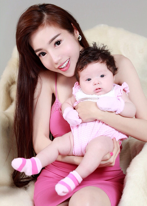 Năm 2014, Elly Trần bất ngờ khoe con gái đầu lòng. Thời điểm này, cô đẹp mặn mà hơn. Ảnh: Zing