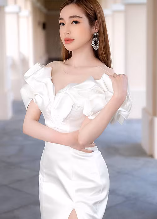 Gương mặt của Elly Trần lúc đẹp lúc xấu nhưng không thể phủ nhận vóc dáng của cô ngày càng gợi cảm.