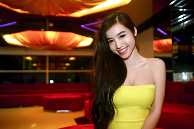 Chiếc cằm của hot girl sinh năm 1989 cũng dài hơn hẳn bình thường. Ảnh: Gia đình Việt Nam