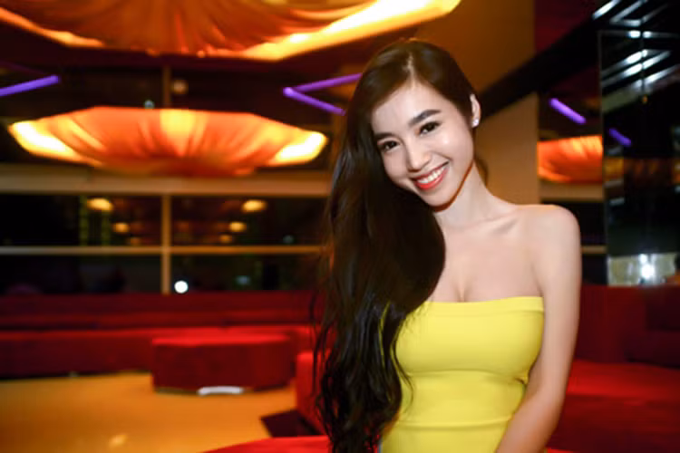 Chiếc cằm của hot girl sinh năm 1989 cũng dài hơn hẳn bình thường. Ảnh: Gia đình Việt Nam