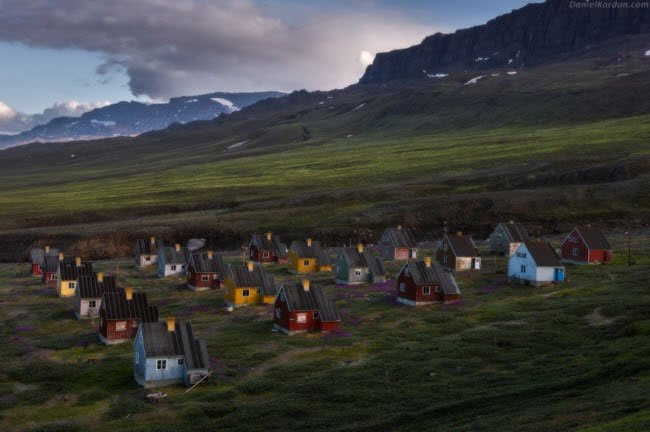 Phần lớn dân ở Greenland là người Eskimo. Họ sinh sống trong những ngôi nhà nhỏ trên thảo nguyên rộng lớn.