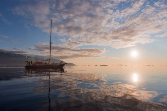 Ở đây hầu như không có hệ thống đường xá nối với nhau, nên phương tiện chuyên chở duy nhất là máy bay, nhất là máy bay trực thăng và tàu thủy.