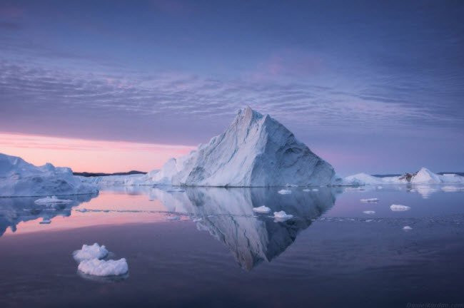 Những tảng băng trôi khổng lồ nổi bật với dãy núi nhấp nhô ở phía xa.
