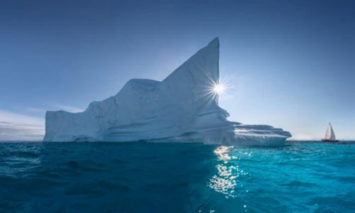 Daniil Korzhnov là một giáo viên môn vật lý, nhưng ông có niềm đam mê khám phá những phong cảnh thiên nhiên đẹp nhất thế giới. Điểm đến lần này là vùng đất lạnh giá Greenland.