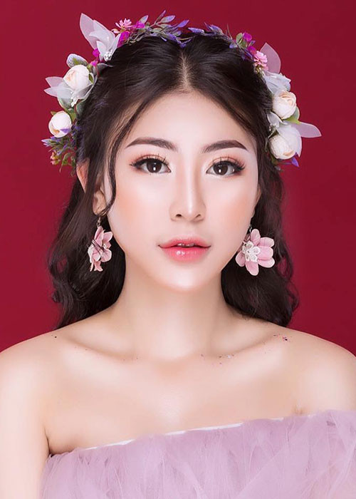 Khánh My sở hữu gương mặt xinh đẹp với đôi mắt to tròn, miệng trái tim, cằm Vline.