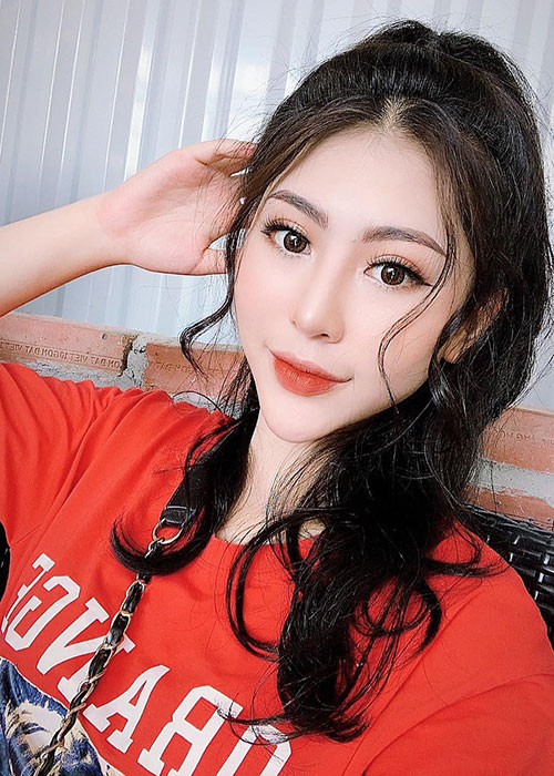 Gần đây, Khánh My còn bức xúc khi một số người vào trang cá nhân của cô bình luận khiếm nhã và đồn cô là chân dài đi khách.