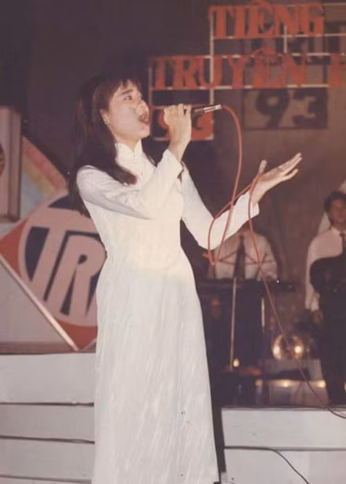 Năm 16 tuổi, Thu Minh đoạt giải nhất cuộc thi Tiếng hát Truyền hình TP HCM. 1 năm trước đó, cô bị loại do ban giám khảo phát hiện cô chưa đủ tuổi theo quy chế đưa ra. Ảnh: Người lao động