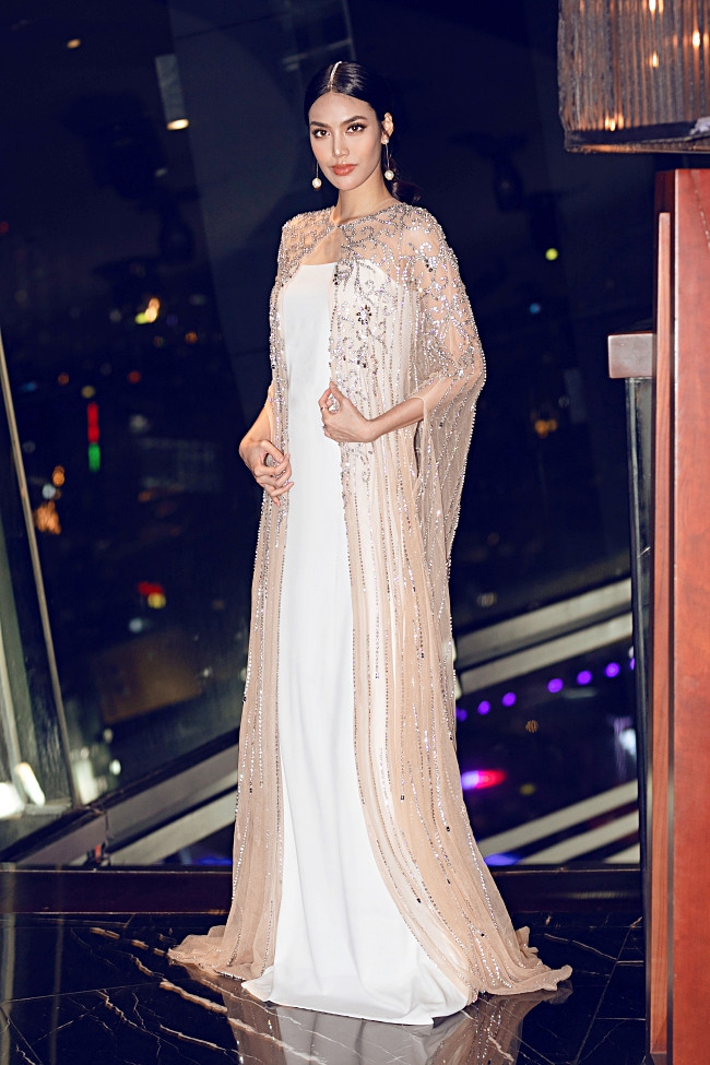 Đây cũng là lần đầu tiên Lan Khuê chính thức tiết lộ tuổi thai nhi trong bụng. Chia sẻ trên trang cá nhân, cựu HLV The Face hài hước: “Bà mẹ 5 tháng chợt nhận ra cái đẹp của váy suông. Ngày trước hay chê váy suông lắm, còn bây giờ là fan rồi". Có thể thấy dù mang bầu ở tháng thứ 5, Lan Khuê vẫn không có dấu hiệu “lùm lùm”, vòng 2 của Lan Khuê chỉ nhô cao một chút, thân hình vẫn thanh mảnh và nuột nà đến khó tin.