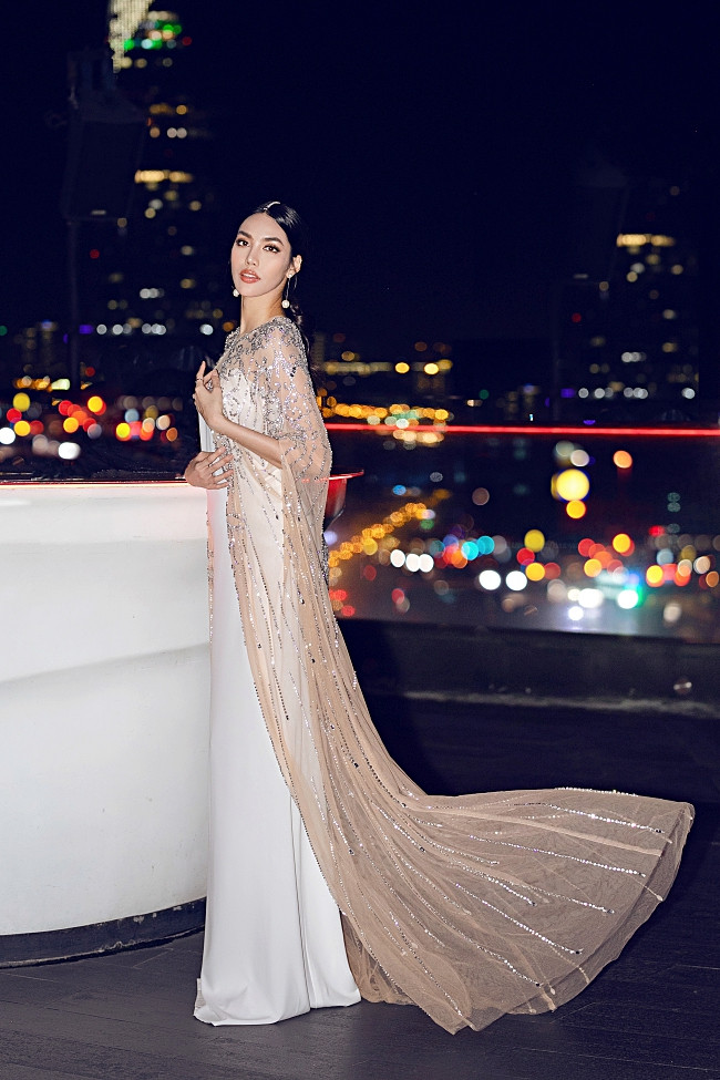 Chia sẻ về chuyện bầu bí, Lan Khuê tâm sự: “Bước vào tháng thứ 5 của thai kỳ, Khuê đã cảm nhận được những thay đổi rõ rệt trong cơ thể. Khuê có thể cảm nhận được chuyển động của bé trong bụng nhưng vẫn chưa rõ lắm (cười). Bác sĩ có dặn là ở tháng thứ 5, em bé đã có thể nghe giọng nói của mẹ nên Khuê cũng tranh thủ trò chuyện, đọc sách hay hát cho bé nghe những lúc rảnh rỗi...