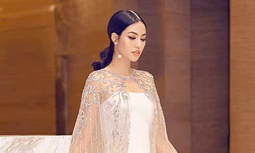 Tối 21/6, Lan Khuê xuất hiện vô cùng lộng lẫy tại một sự kiện ở TP.HCM. Diện chiếc đầm suông trắng đơn giản, người đẹp sinh năm 1992 vẫn toát lên vẻ sang trọng và đầy gợi cảm.