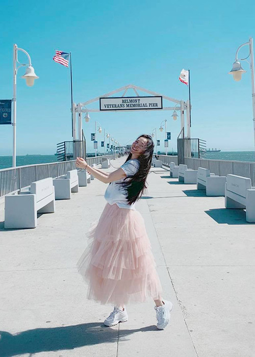 "Bữa về Việt Nam nghe mấy người bạn nói Hiền Thục qua Mỹ ở luôn chờ sinh con cho đại gia. Ấy vậy mà gặp nhau trong show có thấy cái bụng đâu", Hồ Lệ Thu chia sẻ.