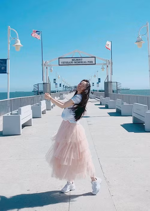 "Bữa về Việt Nam nghe mấy người bạn nói Hiền Thục qua Mỹ ở luôn chờ sinh con cho đại gia. Ấy vậy mà gặp nhau trong show có thấy cái bụng đâu", Hồ Lệ Thu chia sẻ.