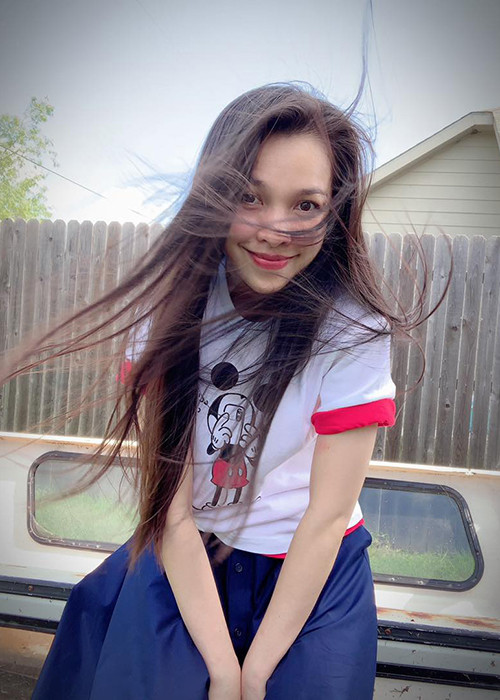 U40 Hiền Thục ghi điểm bởi phong cách thời trang đơn giản, năng động.