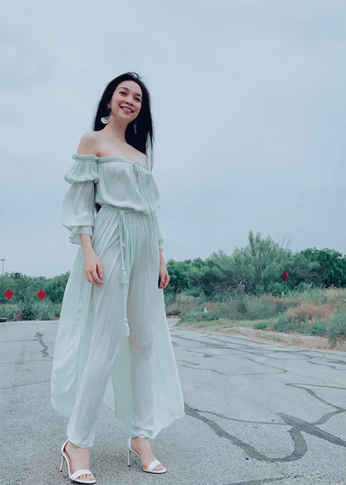 Sau ồn ào đăng tải ảnh lấy tay che ngực, Hiền Thục chuyển sang mặc kín cổng cao tường nhưng vẫn thi thoảng khoe ảnh gợi cảm.