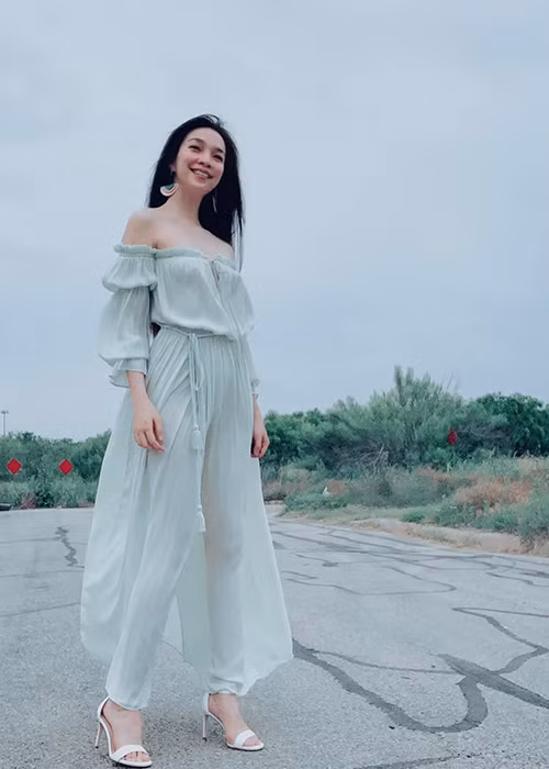 Sau ồn ào đăng tải ảnh lấy tay che ngực, Hiền Thục chuyển sang mặc kín cổng cao tường nhưng vẫn thi thoảng khoe ảnh gợi cảm.