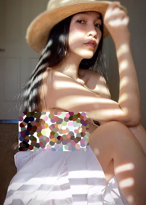 Cách đây không lâu, Hiền Thục gây tranh cãi khi đăng tải ảnh lấy tay che vòng một.