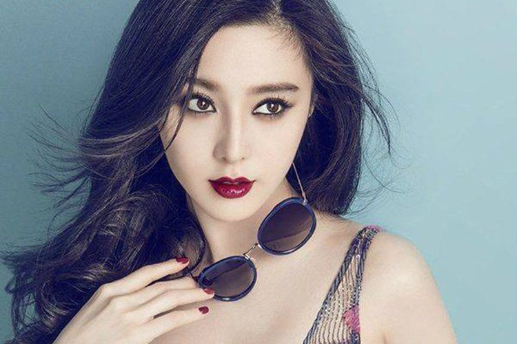 Scandal trốn thuế của Phạm Băng Băng xảy ra vào năm 2018. Số tiền cô bị phạt lên đến 130 triệu USD. Ngoài ra, giống Song Hye Kyo, Phạm Băng Băng cũng xin lỗi khán giả.